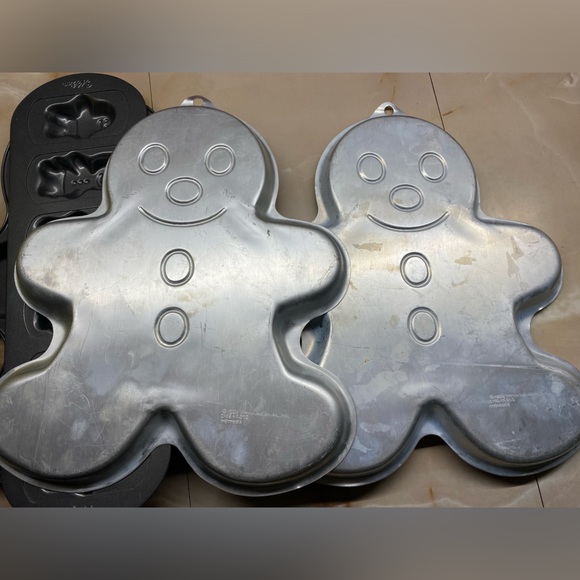 4pc Collection of Wilton Gingerbread person cake/cookie pans - Picture 7 of 11
